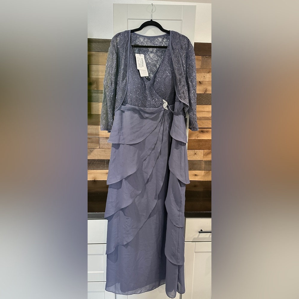 JJs House Formal Gown - NWT (Size 16W)